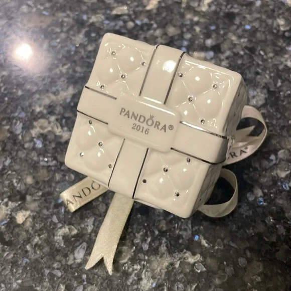 Pandora porcelain christmas ornament - Picture 4 of 5
